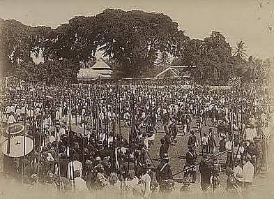 Kerumunan masyarakat Jawa menyaksikan ritual Rampogan Macan di alun-alun.