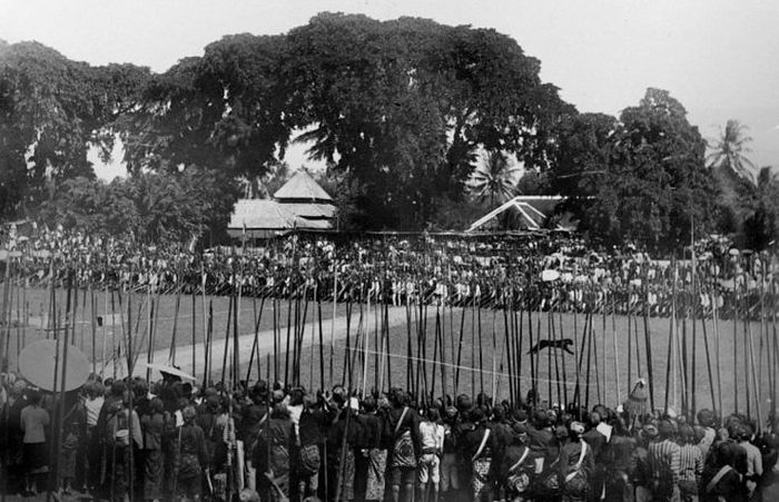 Barisan prajurit memegang tombak panjang.