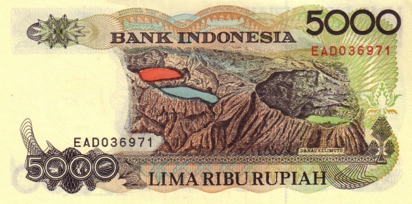 Sisi belakang uang kertas Bank Indonesia nominal 5000 Rupiah (seri lama) yang menampilkan ilustrasi Danau Kelimutu dengan tiga danau berwarna merah, biru, dan hijau.