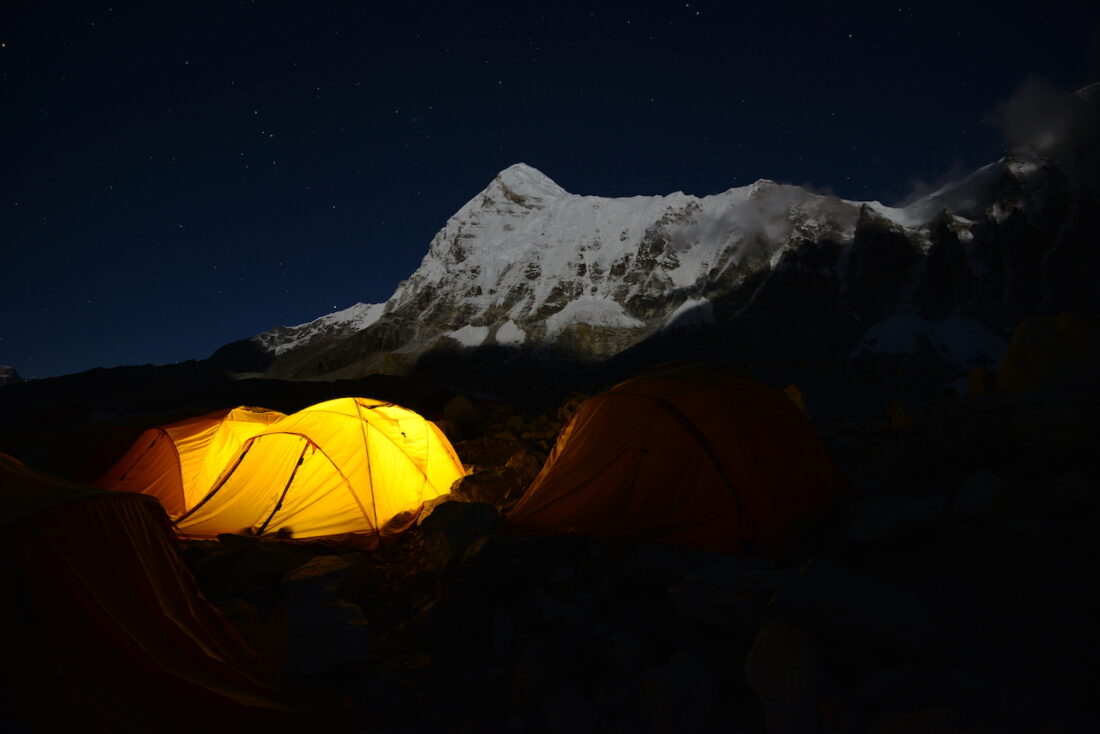 Basecamp Everest, dengan latar belakang Gunung Nuptse.