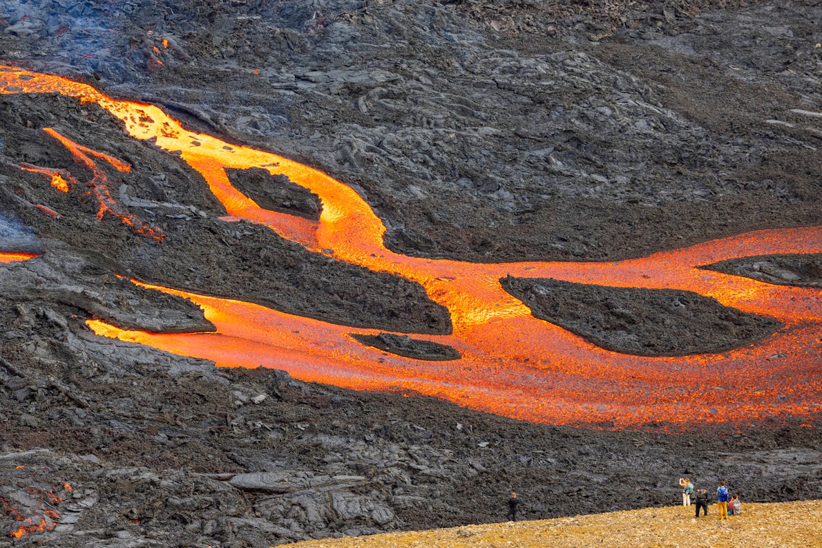 Aliran Lava Spektakuler dengan Turis yang Menonton